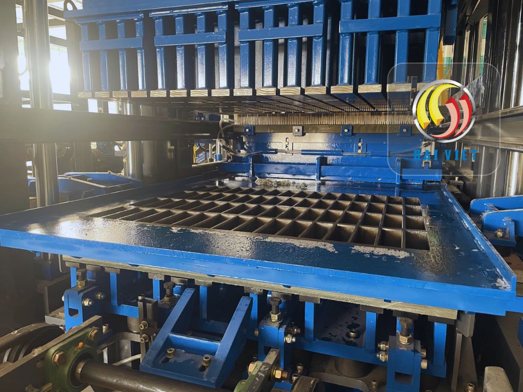 Hình ảnh cụm máy ép chính dây chuyền gạch không nung