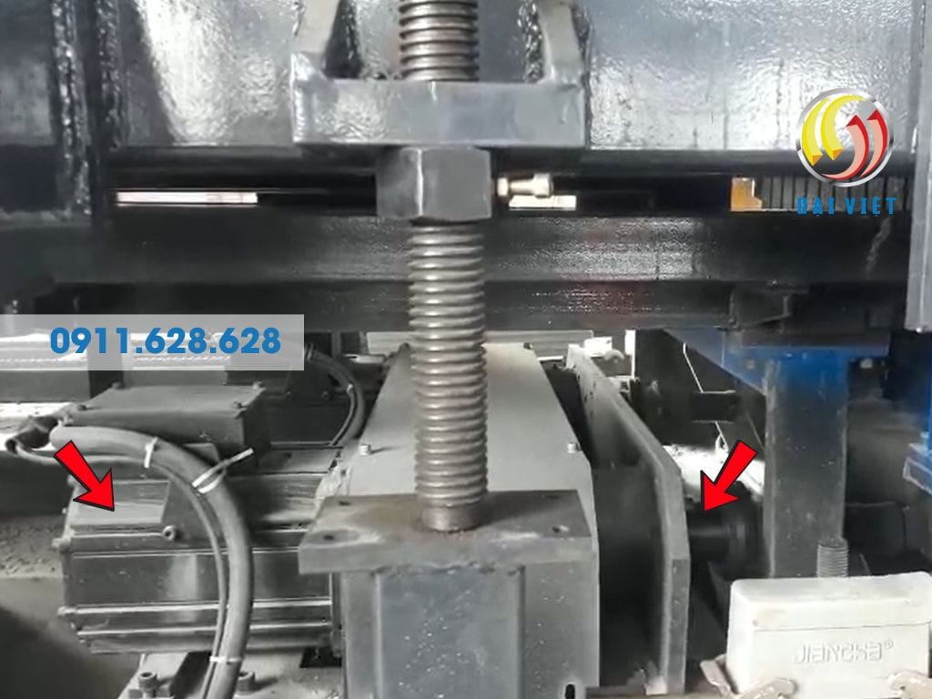 Hình ảnh công nghệ rung mô tơ Servo sản xuất gạch không nung