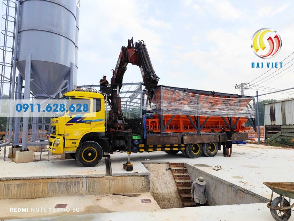 Hình ảnh máy móc thiết bị được chở đến nhà máy gạch không nung Bình Dương