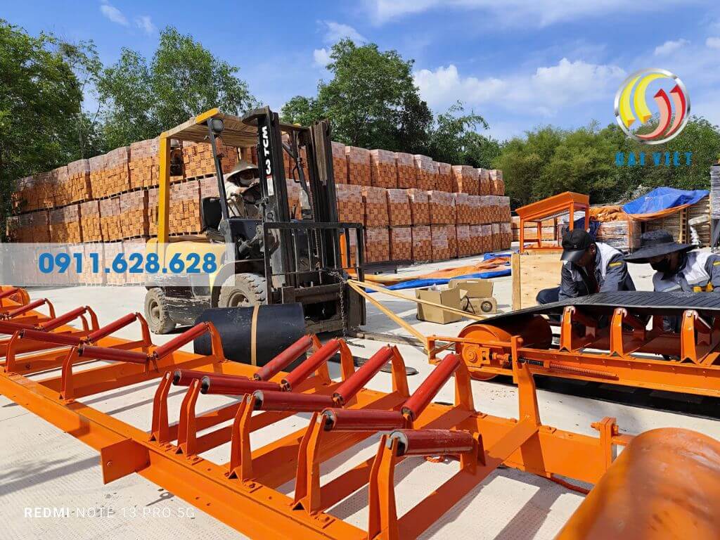 Hình ảnh lắp đặt băng tải của dây chuyền sản xuất gạch không nung Bình Dương