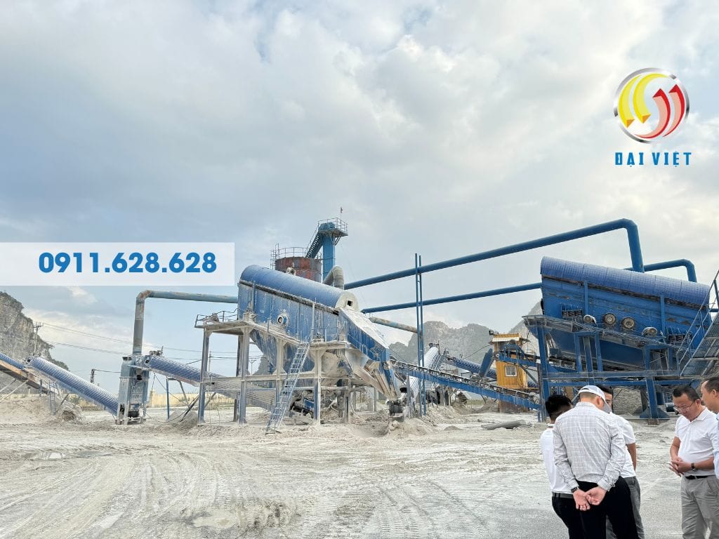 Hình ảnh Đại Việt dẫn khách đi xem dây chuyền nghiền đá thực tế